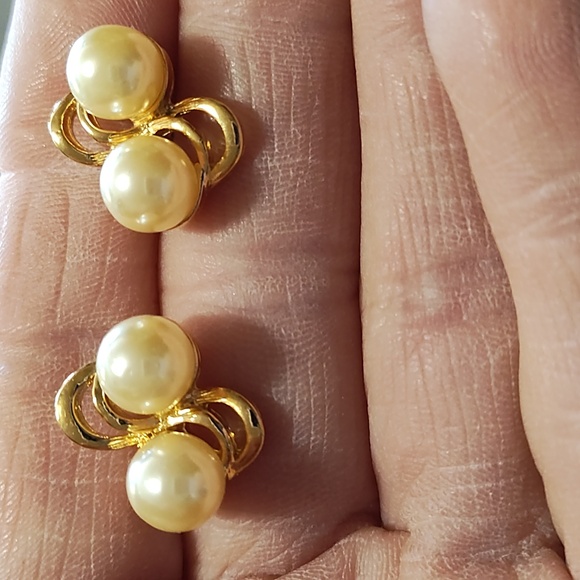 VINTAGE GOLD-TONE IVORY FAUX DOUBLE PEARL STUD .5" EARRINGS - Picture 2 of 8